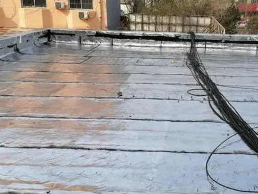 明水卫生间漏水维修公司分享下明水屋面楼顶防水刚性防水层施工要点。